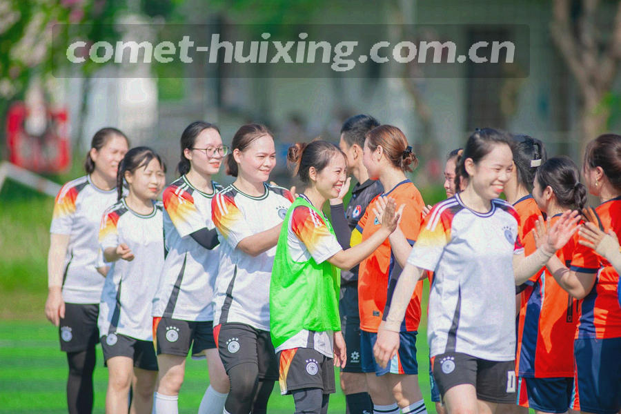 深色战术板上的跑位线与手绘箭头，辅以等宽数字标注